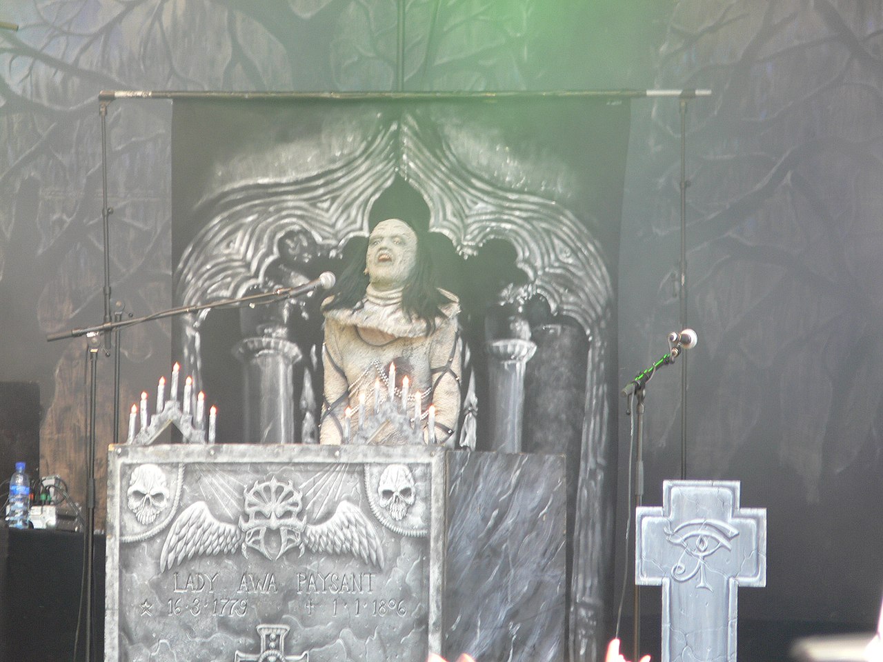 Leena Peisa as Awa, performing with Lordi in 2006