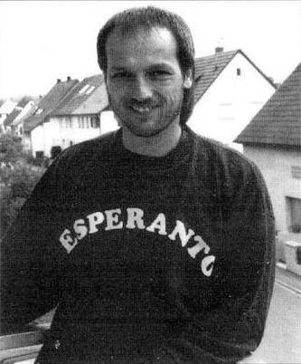 Gunter Koch wearing a jumper with the word "Esperanto"